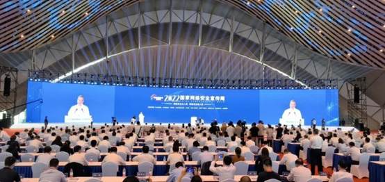 大厅里有许多人 描述已自动生成